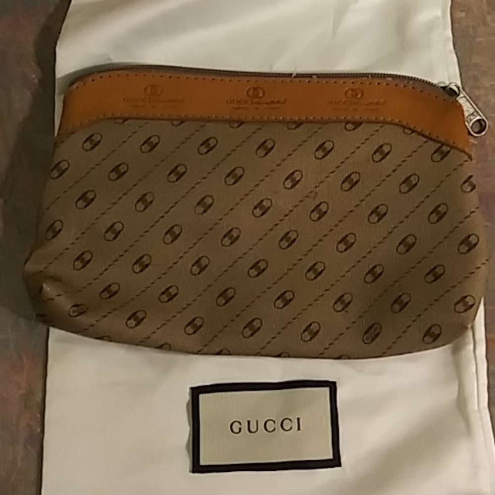 SOLD.. This item is sold friend. GUCCI vintage makeup bag/clutch